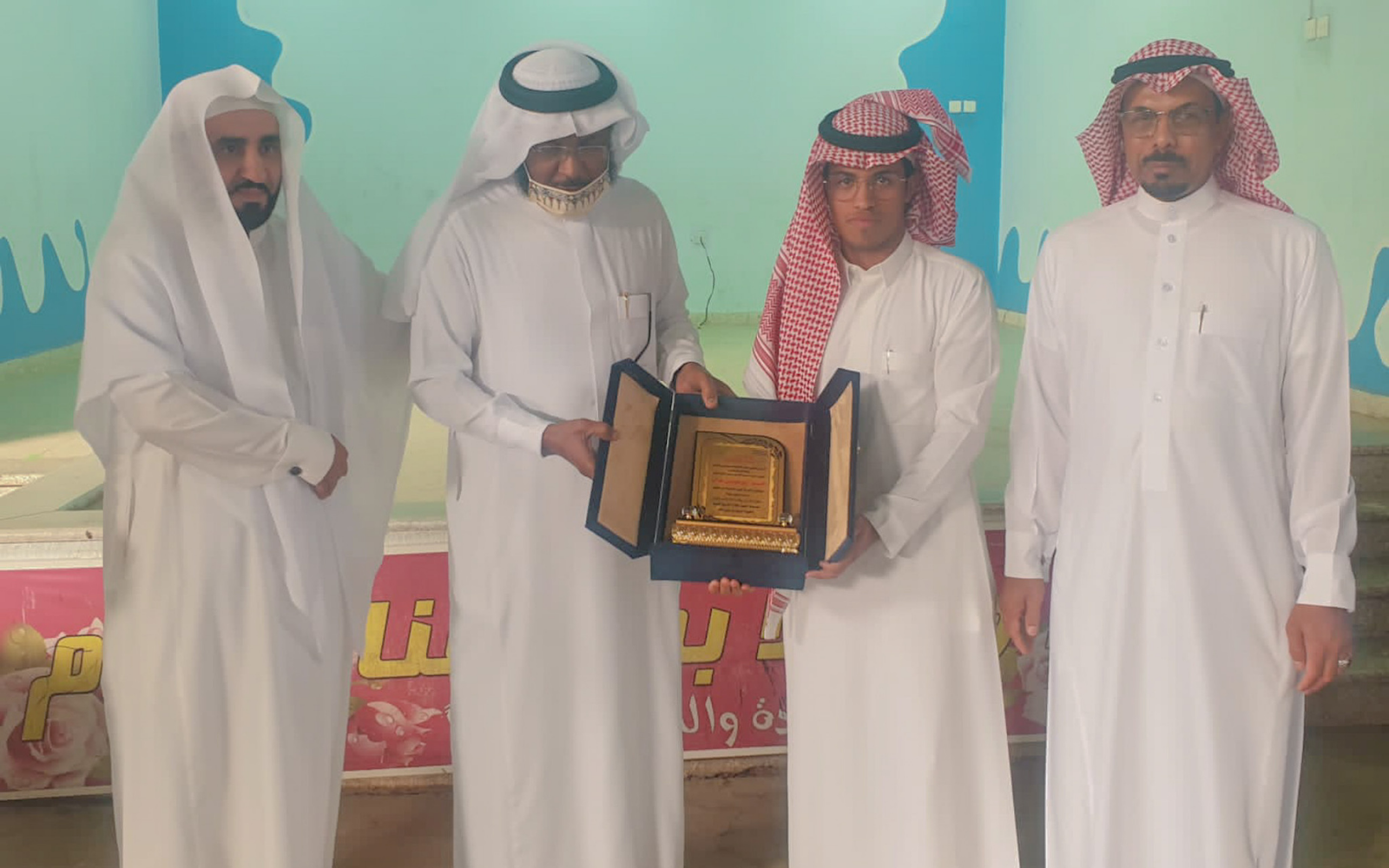 تقديم هدية تكريمية نيابة عن مدرسة الوليد بن عبدالملك